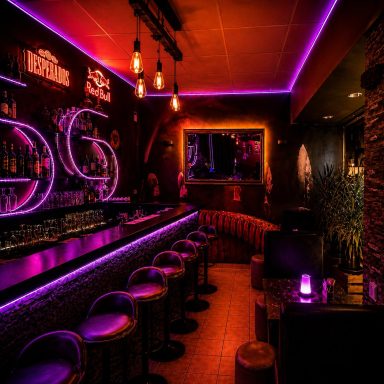 Lounge-Bereich bei Nacht in der CoooL Music Bar Berlin