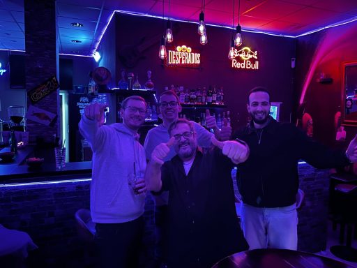 Gäste in der CoooL Café Bar Berlin, gemütliche Bar mit Musik und langen Öffnungszeiten.