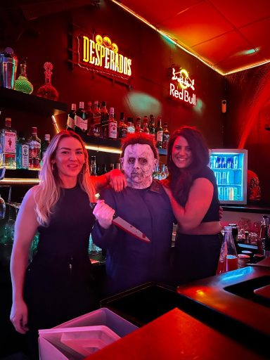 Gäste in der CoooL Café Bar Berlin, gemütliche Bar mit Musik und langen Öffnungszeiten.