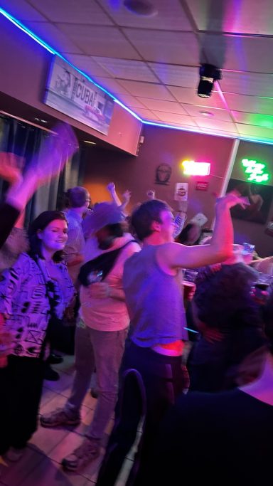 Gäste feiern ausgelassen in Berlin