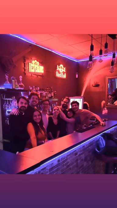 Gäste in der CoooL Café Bar Berlin, gemütliche Bar mit Musik und langen Öffnungszeiten.