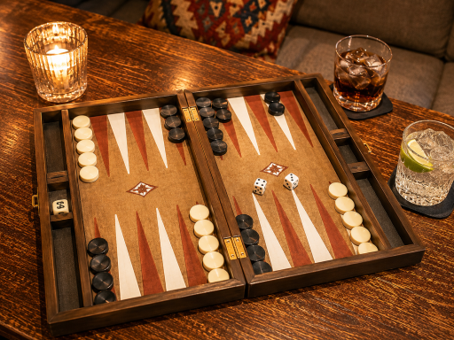 Backgammon-Spiel in gemütlicher Bar-Atmosphäre in Berlin-Schöneberg