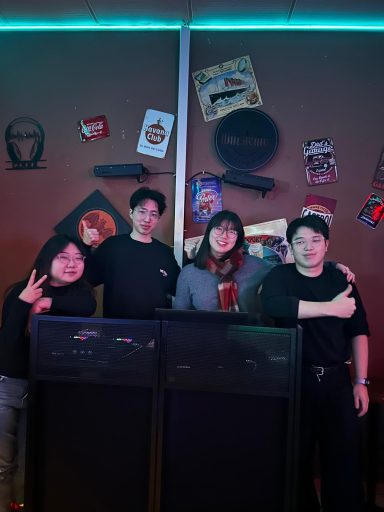 Gäste in der CoooL Café Bar Berlin, gemütliche Bar mit Musik und langen Öffnungszeiten.