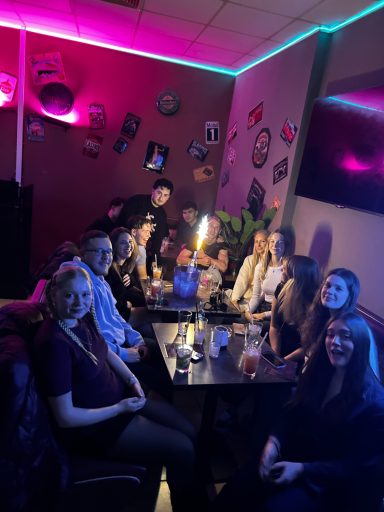 Gäste genießen Cocktails und Musik in der CoooL Music Bar Berlin