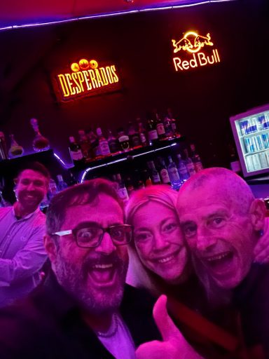 Gäste in der CoooL Café Bar Berlin, gemütliche Bar mit Musik und langen Öffnungszeiten.