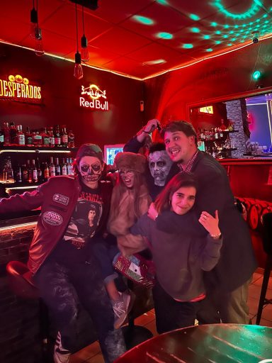 Gäste in der CoooL Café Bar Berlin, gemütliche Bar mit Musik und langen Öffnungszeiten.