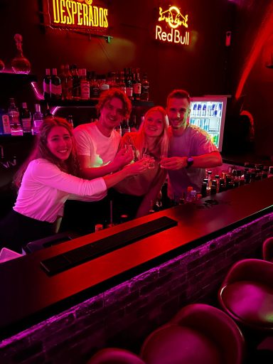 Gäste in der CoooL Café Bar Berlin, gemütliche Bar mit Musik und langen Öffnungszeiten.