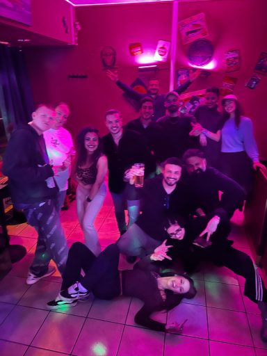 Gäste in der CoooL Café Bar Berlin, gemütliche Bar mit Musik und langen Öffnungszeiten.