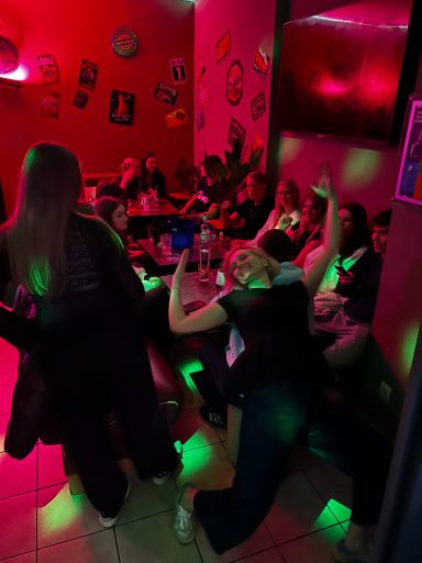 Gäste in der CoooL Café Bar Berlin, gemütliche Bar mit Musik und langen Öffnungszeiten.